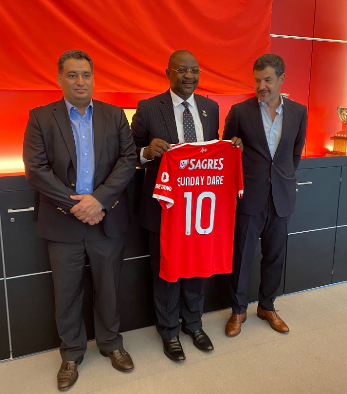 Benfica top officials hail Sunday Dare’s laudable sporting ideas, present Minister with official jersey